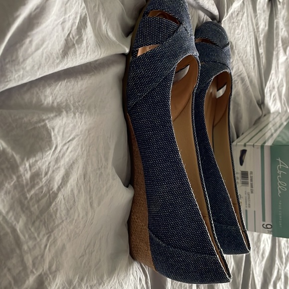Abella Denim Summer Jean Low Wedge - Size 9.5M - Picture 5 of 8